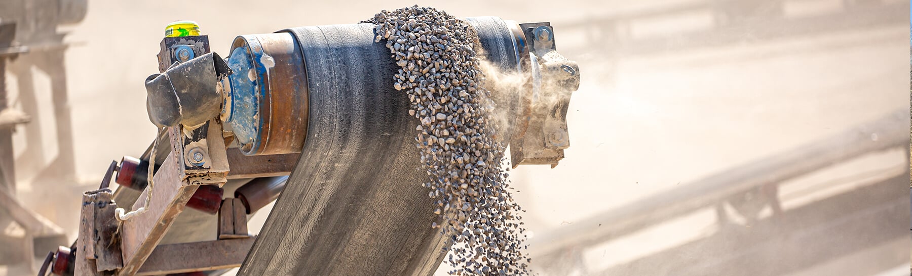 Aggregate machine crushing rocks